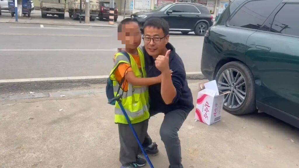 湖北一男子辭掉月薪2萬元工作<strong></p>
<p>西鳳酒
</strong>，帶9歲兒子徒步千里，計劃60天走到山東……原因讓人淚目:西鳳酒
