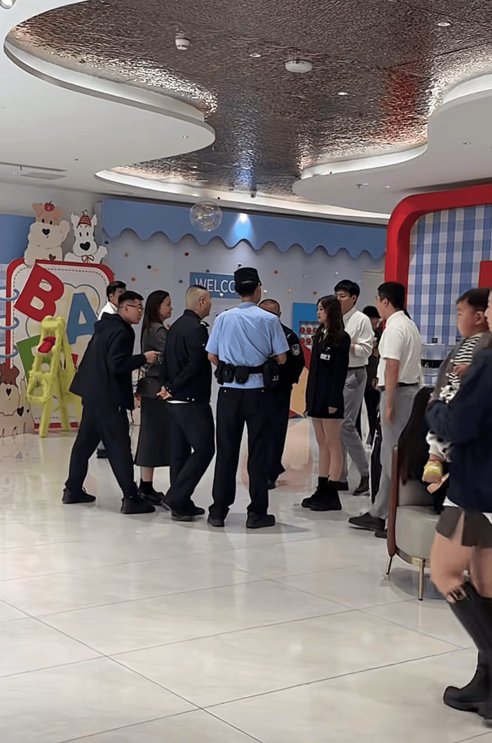 被網(wǎng)友莫名辱罵“上趕著當(dāng)后媽”<strong></p>
<p>西鳳酒
</strong>，江蘇女子一年后“闖”對方婚禮要求道歉？當(dāng)事人發(fā)聲:西鳳酒
