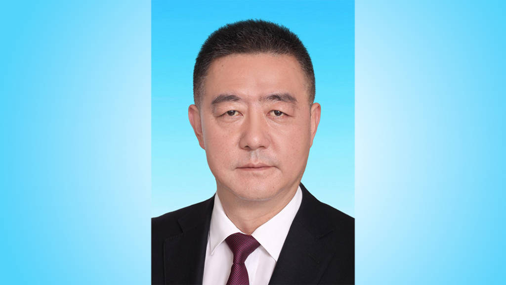 去年出任巴中市委常委、常務(wù)副市長(zhǎng)的李本勇，已轉(zhuǎn)崗市人大:西鳳酒
