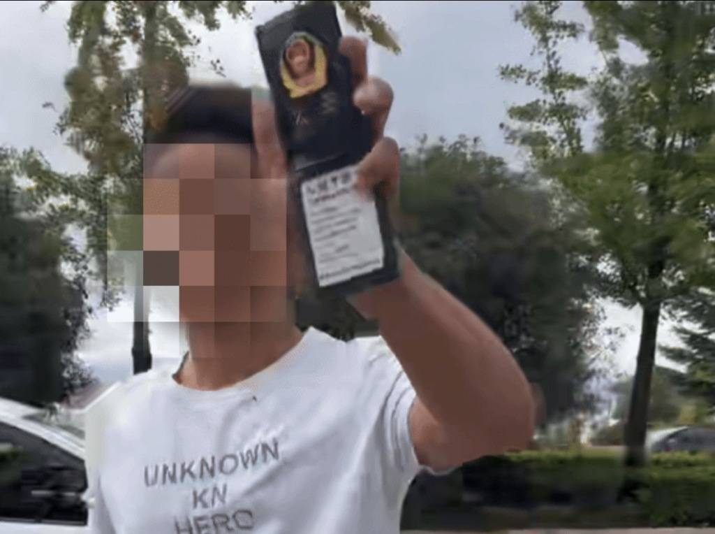 云南一男子駕車別停他人車輛后“亮警察證”<strong></p>
<p>西鳳酒
</strong>，涉嫌非法持有、使用警用標(biāo)志被行拘:西鳳酒
