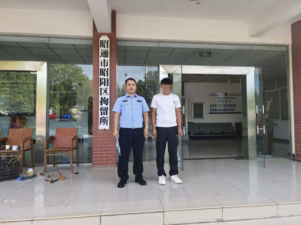 云南一男子駕車別停他人車輛后“亮警察證”<strong></p>
<p>西鳳酒
</strong>，涉嫌非法持有、使用警用標(biāo)志被行拘:西鳳酒
