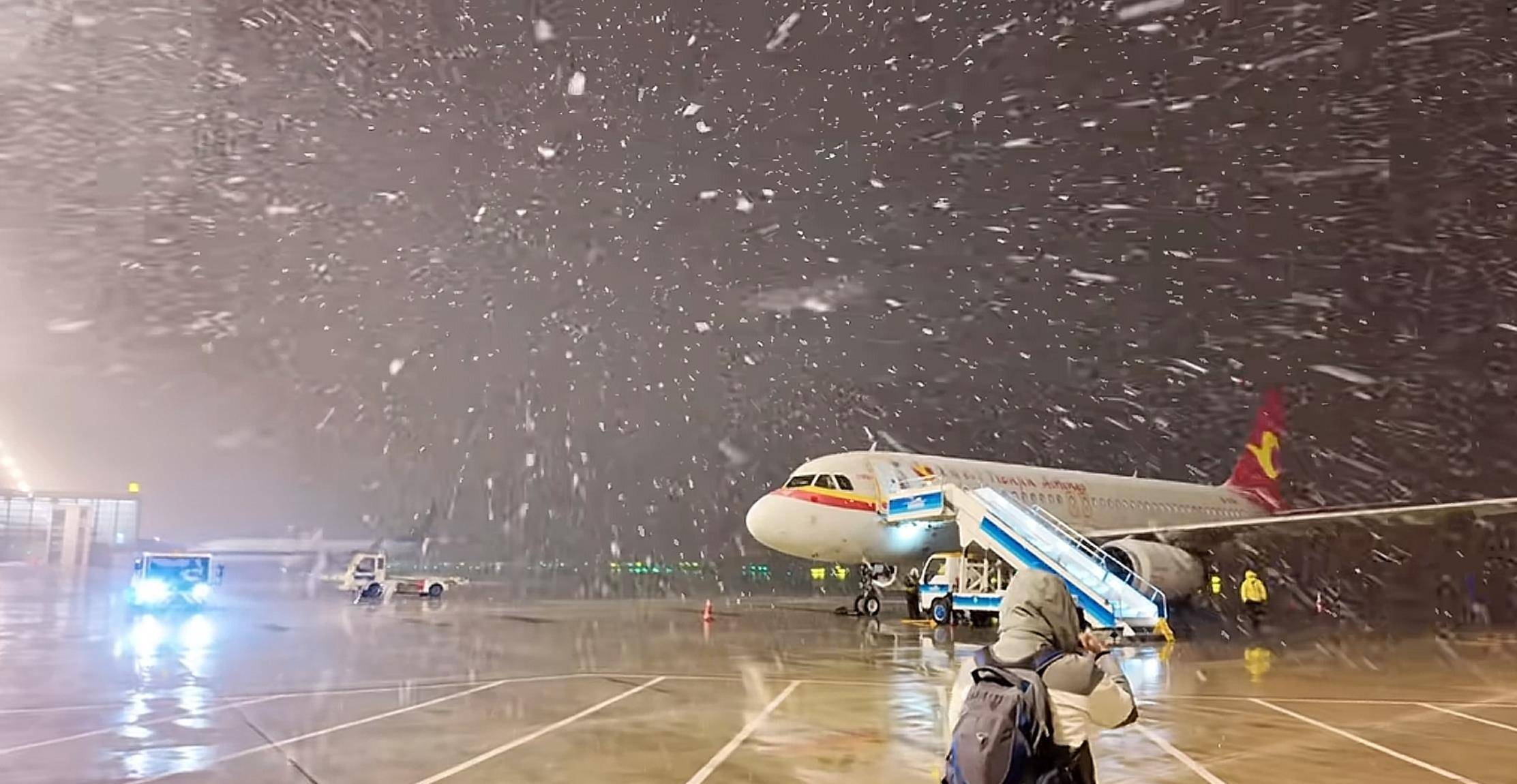 北方多地迎來第一場(chǎng)雪，黑龍江局地已出現(xiàn)暴雪，積雪深5厘米，氣象專家稱今年初雪略提前:西鳳酒
