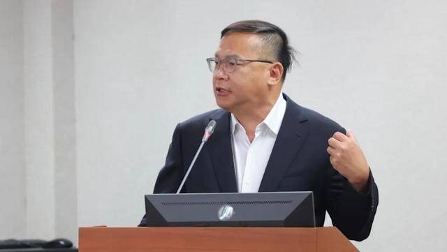 《沒出息》在兩岸爆紅<strong></p>
<p>西鳳酒
</strong>，綠營民代又喊“統(tǒng)戰(zhàn)”，臺媒：井底之蛙、自曝其短:西鳳酒
