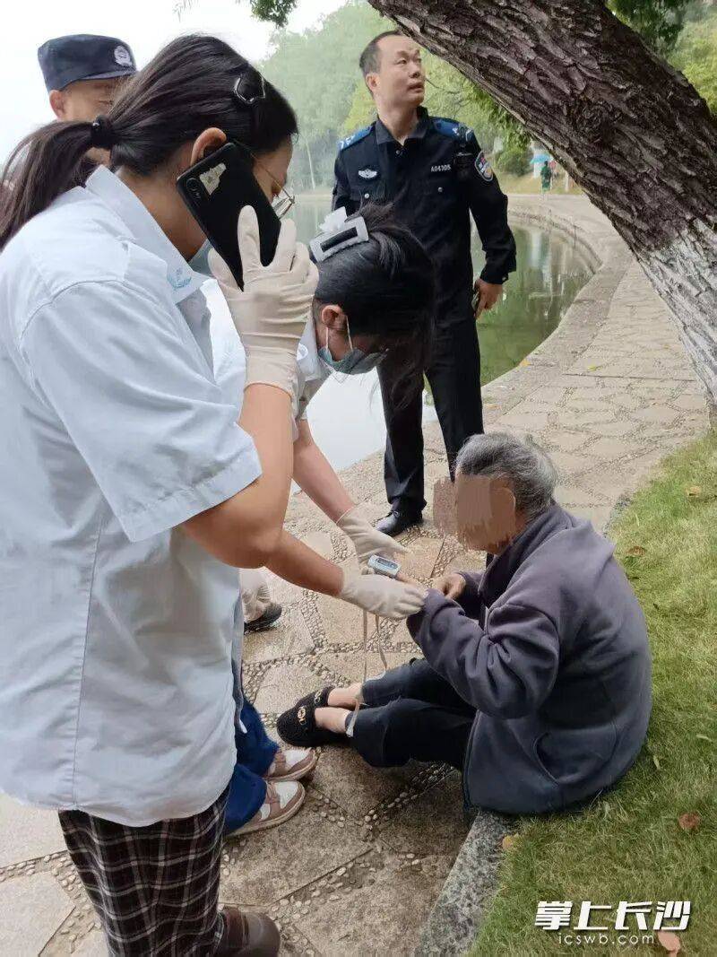 事發(fā)湖南烈士公園！80多歲老人不慎落湖<strong></p>
<p>西鳳酒
</strong>，眾多市民合力救助:西鳳酒
