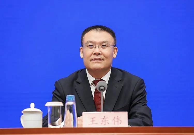 極目政情丨財政部副部長王東偉任安徽省委常委<strong></p>
<p>西鳳酒
</strong>，曾為全國最年輕省級統(tǒng)戰(zhàn)部部長:西鳳酒
