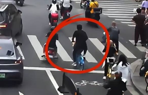 看著都疼<strong></p>
<p>西鳳酒
</strong>！上海街頭一男子突然求助：10歲女兒被死死卡住！這個(gè)行為太危險(xiǎn)→:西鳳酒
