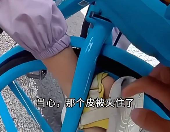 看著都疼<strong></p>
<p>西鳳酒
</strong>！上海街頭一男子突然求助：10歲女兒被死死卡?。∵@個(gè)行為太危險(xiǎn)→:西鳳酒
