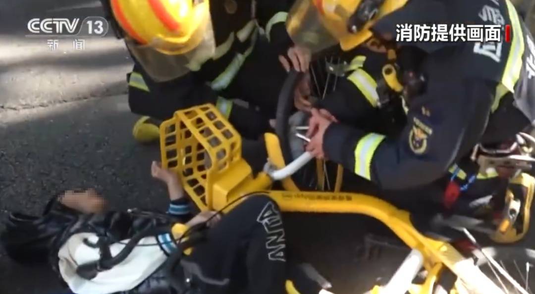 看著都疼<strong></p>
<p>西鳳酒
</strong>！上海街頭一男子突然求助：10歲女兒被死死卡?。∵@個(gè)行為太危險(xiǎn)→:西鳳酒
