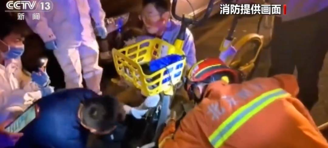 看著都疼<strong></p>
<p>西鳳酒
</strong>！上海街頭一男子突然求助：10歲女兒被死死卡??！這個(gè)行為太危險(xiǎn)→:西鳳酒

