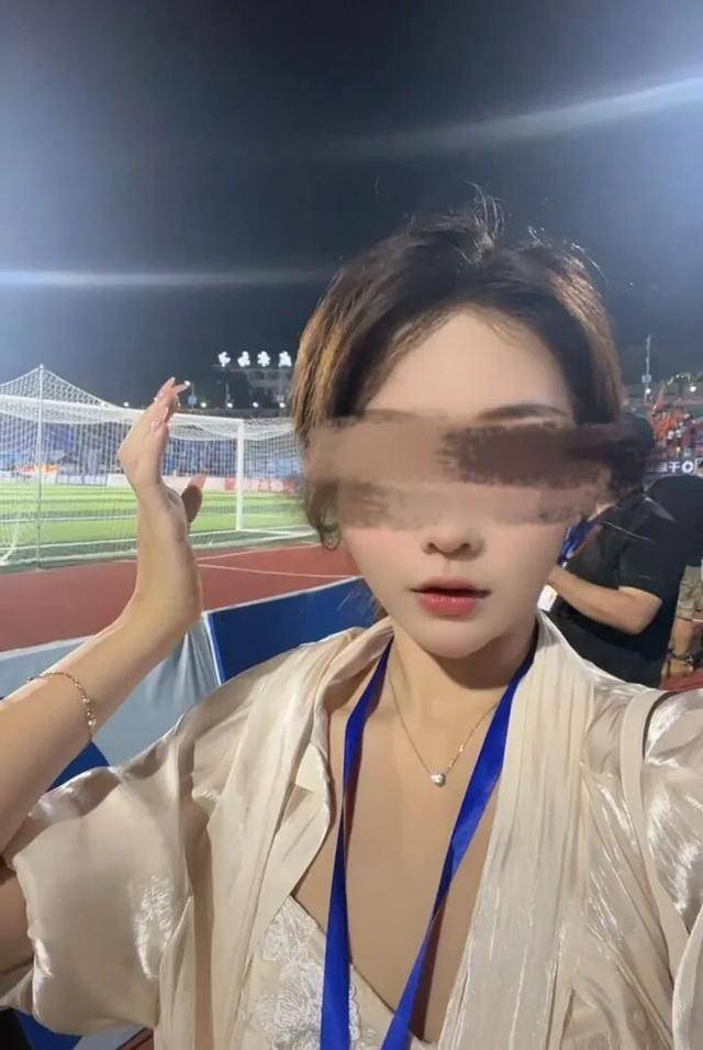 湖南一女主播被偽裝的包裹炸傷<strong></p>
<p>西鳳酒
</strong>，永州公安：正在核實(shí)具體情況:西鳳酒
