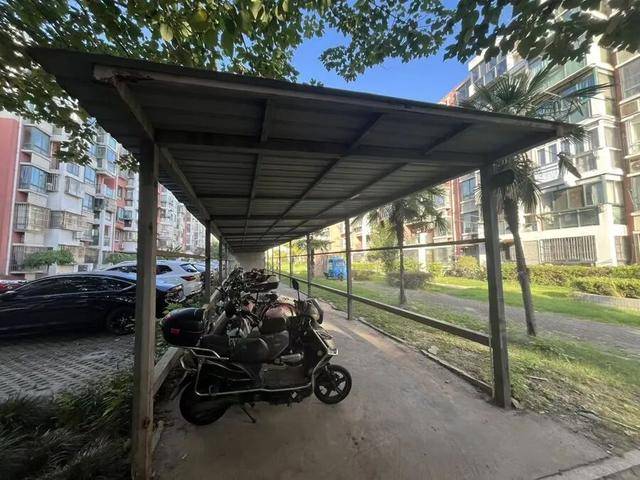 上海居民投訴后傻眼：只拆了一半！小區(qū)綠化被大量鐵皮房霸占<strong></p>
<p>西鳳酒
</strong>，還有人?。烤用裰敝感^(qū)公共收益疑云:西鳳酒
