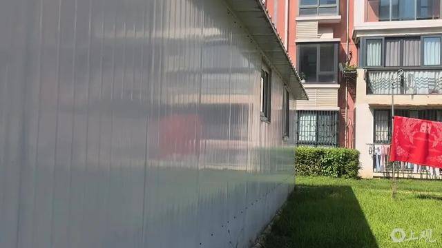 上海居民投訴后傻眼：只拆了一半！小區(qū)綠化被大量鐵皮房霸占<strong></p>
<p>西鳳酒
</strong>，還有人??？居民直指小區(qū)公共收益疑云:西鳳酒
