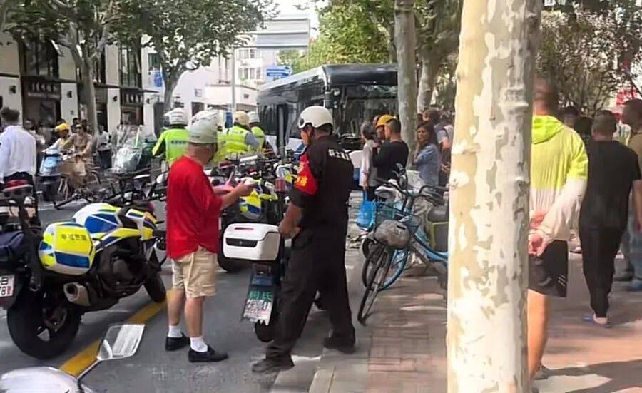 上海警方：葉某（男<strong></p>
<p>西鳳酒
</strong>，57歲）尋釁滋事，已被拘！:西鳳酒
