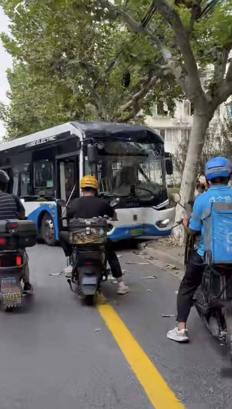 上海警方：葉某（男<strong></p>
<p>西鳳酒
</strong>，57歲）尋釁滋事，已被拘！:西鳳酒
