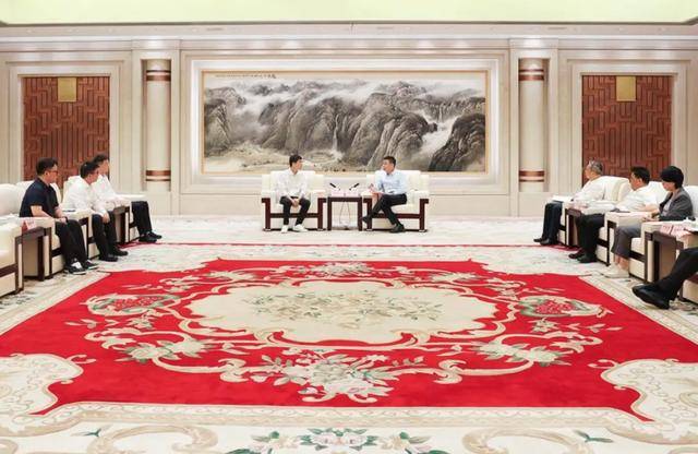 王興興回老家<strong></p>
<p>西鳳酒
</strong>，與市長暢談，還與市政府簽了戰(zhàn)略合作協(xié)議:西鳳酒
