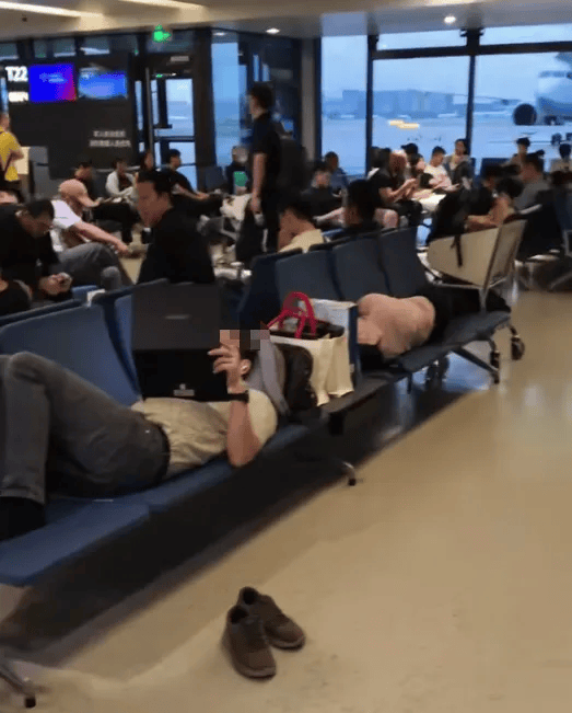 2名外國人在上海虹橋國際機場候機室躺臥<strong></p>
<p>西鳳酒
</strong>，占用6個座位，機場回應(yīng):西鳳酒
