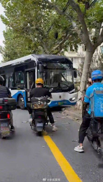 上海警方通報(bào)：男子故意多次急剎<strong></p>
<p>西鳳酒
</strong>，致公交車撞樹(shù)，兩名乘客受傷，行拘！:西鳳酒
