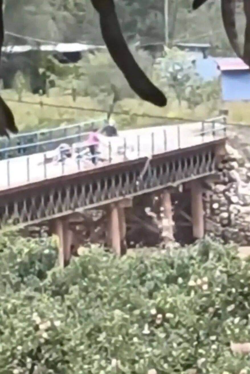 甘肅天水垃圾車往渭河傾倒垃圾<strong></p>
<p>西鳳酒
</strong>，村民稱河里漲水，大橋無監(jiān)控，鎮(zhèn)政府：正在調(diào)查處理:西鳳酒
