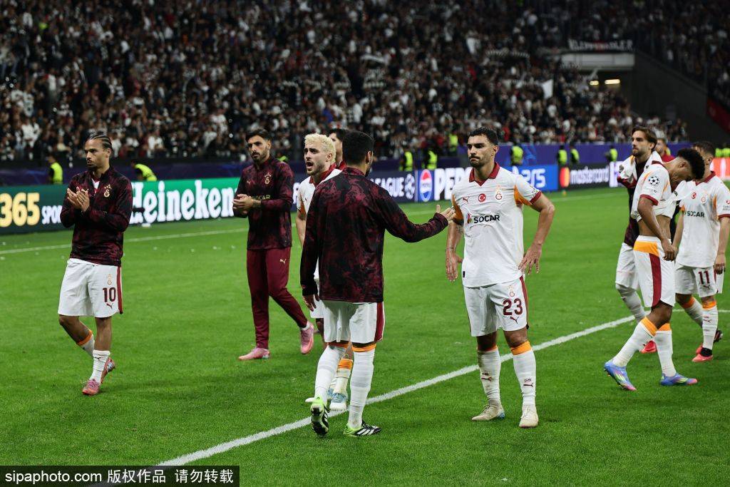 成都蓉城3-1戰(zhàn)勝梅州客家：賽季關(guān)鍵戰(zhàn)役中的戰(zhàn)術(shù)與激情:西鳳酒
