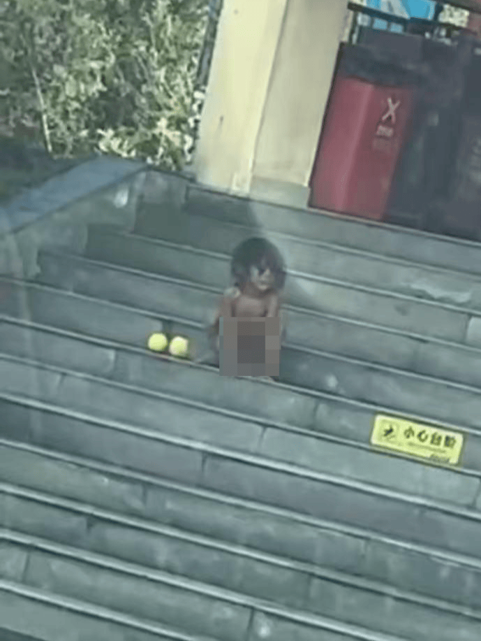 多部門回應高速服務區(qū)現(xiàn)“野人小孩”：孩子能說會走<strong></p>
<p>西鳳酒
</strong>，當?shù)爻闪⒐ぷ餍〗M聯(lián)合處置:西鳳酒
