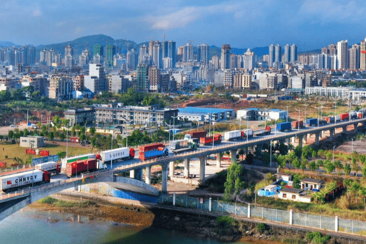 廣西東興國(guó)企總經(jīng)理被指“出軌抓現(xiàn)行”<strong></p>
<p>西鳳酒
</strong>，已免職！9月曾現(xiàn)身:西鳳酒

