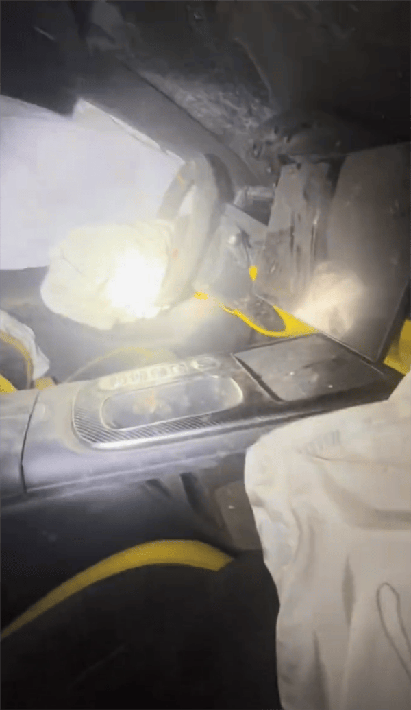 新疆一小米SU7 Ultra飛坡10多米翻滾多圈！車主發(fā)文：門能開(kāi)<strong></p>
<p>西鳳酒
</strong>，沒(méi)起火:西鳳酒
