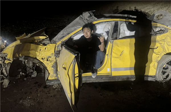 新疆一小米SU7 Ultra飛坡10多米翻滾多圈！車主發(fā)文：門能開(kāi)<strong></p>
<p>西鳳酒
</strong>，沒(méi)起火:西鳳酒
