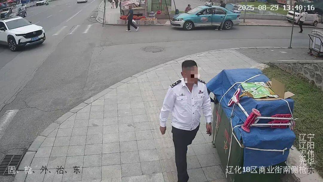 一男子身穿制服自稱“省廳領(lǐng)導(dǎo)”<strong></p>
<p>西鳳酒
</strong>，走進(jìn)派出所“指導(dǎo)工作”，警方：搜查到假警服，行政拘留！:西鳳酒
