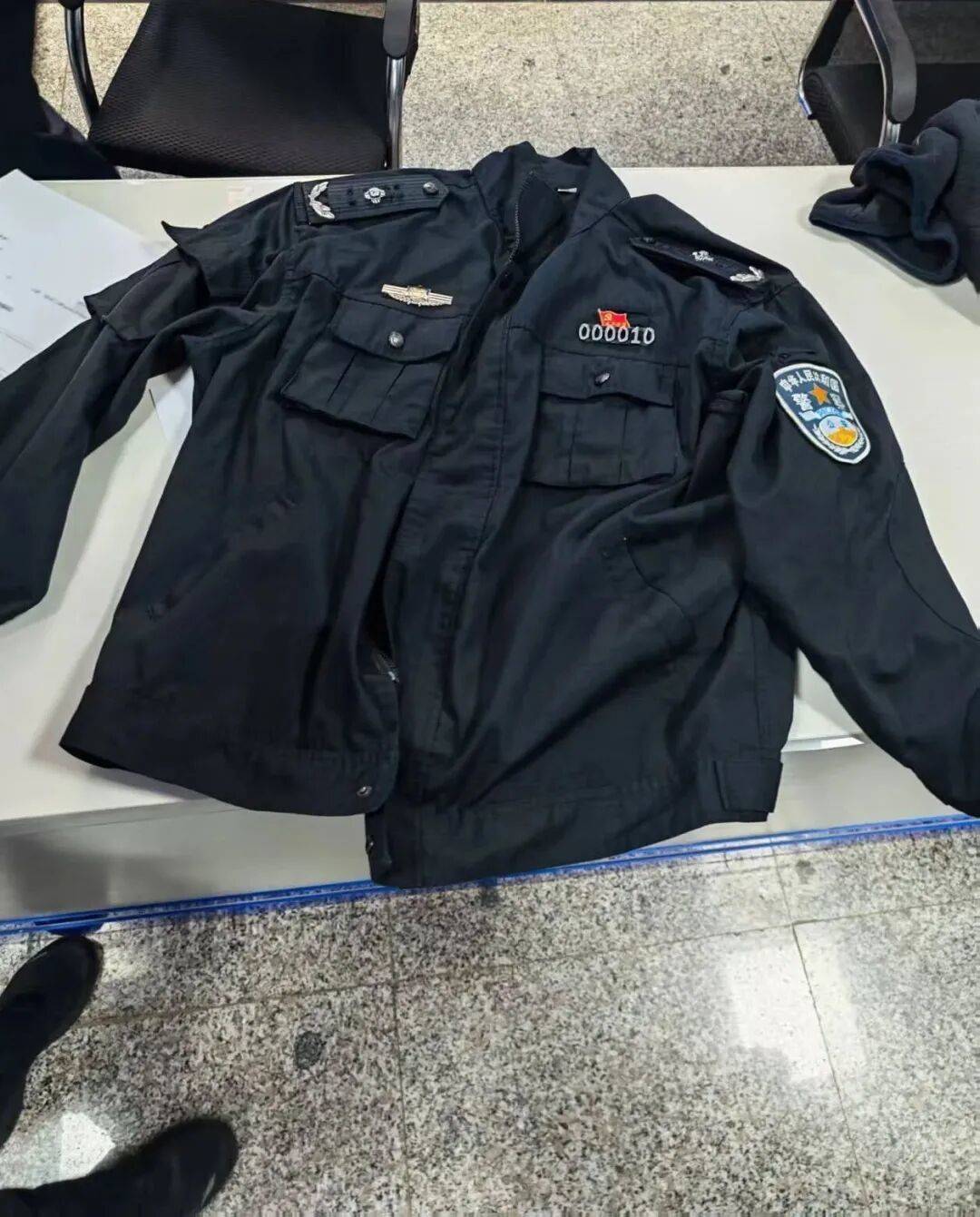 一男子身穿制服自稱“省廳領(lǐng)導(dǎo)”<strong></p>
<p>西鳳酒
</strong>，走進(jìn)派出所“指導(dǎo)工作”，警方：搜查到假警服，行政拘留！:西鳳酒
