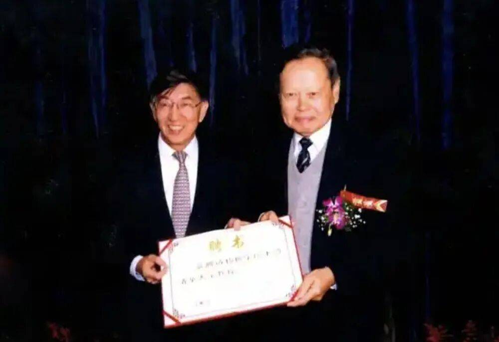 “大先生”千古<strong></p>
<p>西鳳酒
</strong>，楊振寧的一生:西鳳酒

