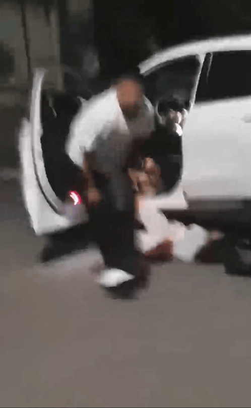 一男子凌晨聽到兩聲呼救，循聲發(fā)現(xiàn)一女子在奔馳車外被白衣男勒昏！受害者：是受朋友之托借錢給白衣男，凌晨被騙至偏僻處遭非禮！:西鳳酒
