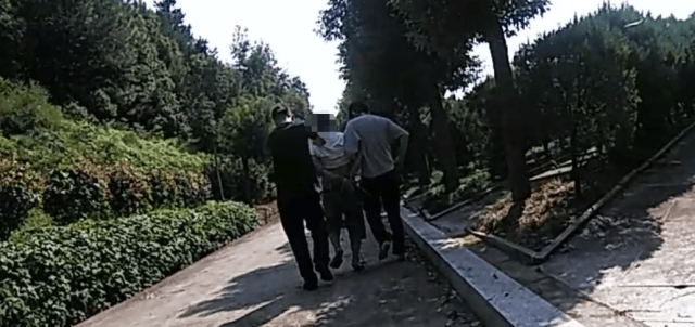 詭異！浙江男子獨自前往公墓<strong></p>
<p>西鳳酒
</strong>，偷偷塞了一大筆錢！民警順藤摸瓜還搜出了假發(fā)、人臉面具……:西鳳酒
