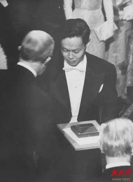當(dāng)年回國(guó)接受毛主席會(huì)見后，楊振寧來到了湖南:西鳳酒
