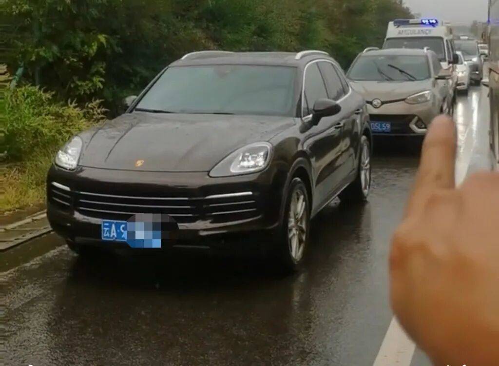 “18輛車占用高速應(yīng)急車道<strong></p>
<p>西鳳酒
</strong>，致救護(hù)車受阻”，處罰來了:西鳳酒
