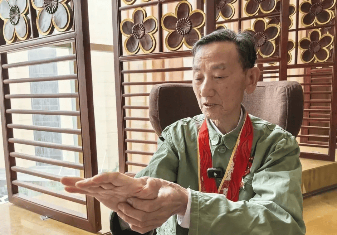 “老先生<strong></p>
<p>西鳳酒
</strong>，您把項(xiàng)鏈取下來(lái)再做CT”“你看是不是彈片”:西鳳酒
