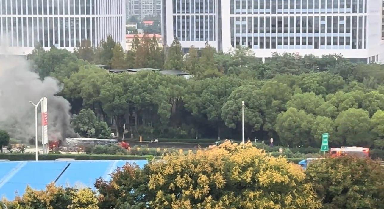 南京清晨突發(fā)巨響驚醒多位市民<strong></p>
<p>西鳳酒
</strong>，官方澄清不是爆炸：系貨車(chē)輪胎起火，已撲滅:西鳳酒
